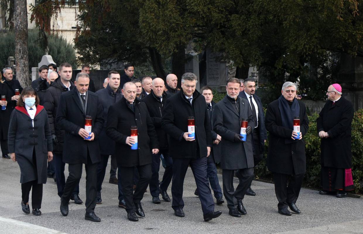 FOTO HDZ-ovci odali počast Tuđmanu: 'Postavio je temelje razvoja hrvatske demokracije'