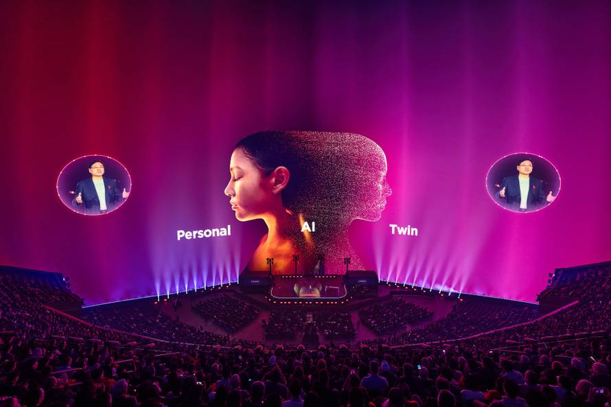 Ovaj laptop ima ekran koji se savija i može vas pratiti po sobi