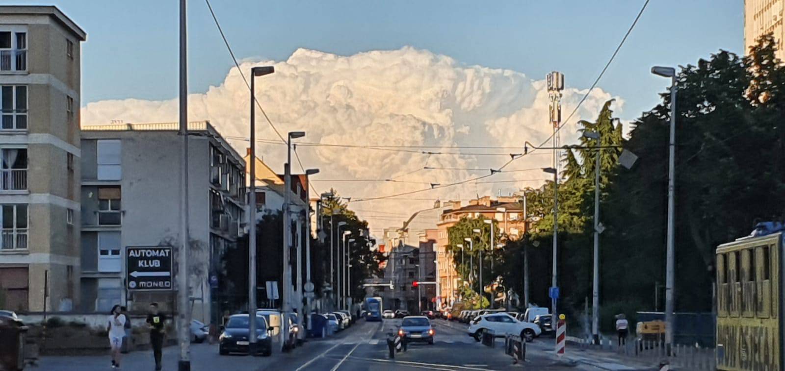 Bijeli oblak nadvio se nad Zagrebom. Na društvenim mrežama se šalili: 'Stigao NLO'