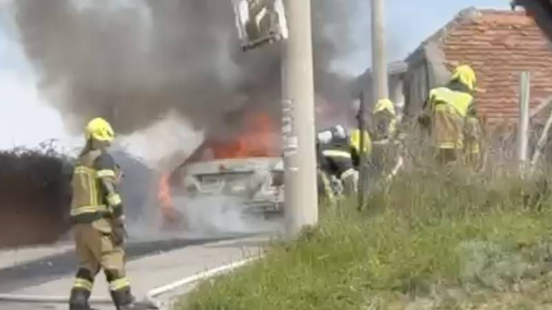 U Zagrebu izgorio Mercedes!