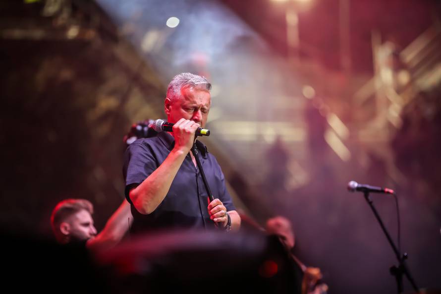 Koncert "Imotski ne zaboravi" na kojem nastupaju Bulić, Zečić i Thompson