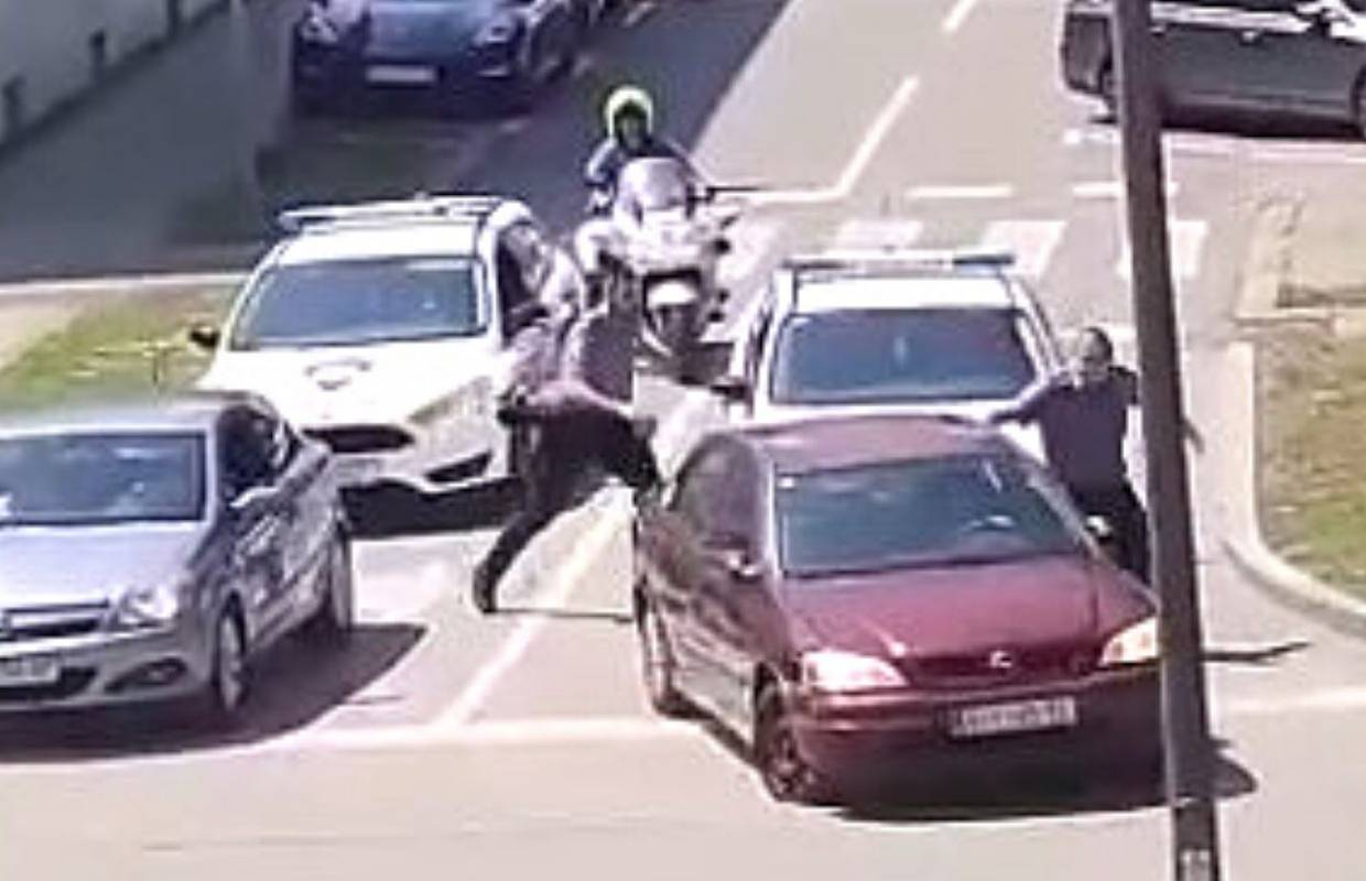VIDEO POTJERE Vukovarka je oštetila pet auta, ulaz u bolnicu i lakše ozlijedila dva policajca