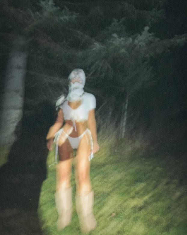 Kim Kardashian u donjem rublju u avionu: Svojim je odjevnim kombinacijama šokirala i ranije