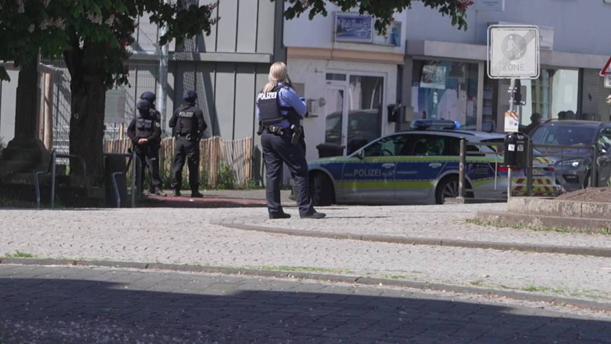 Geiselnahme in Bankfilliale! Spezialkräfte der Polizei in Sinzig aktuell im Einsatz (EXKLUSIV MATERIAL) - Reporter mit LiveU Vorort! - Täter offenbar im Tresorraum verschanzt