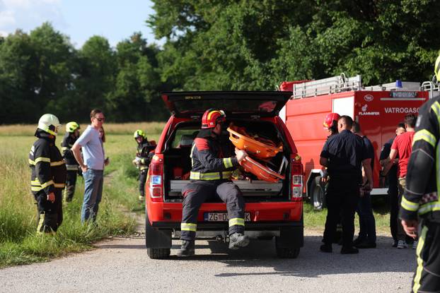 Zagreb: U šumi kraj Kerestinca srušio se manji zrakoplov