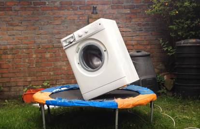 Bizarni hobi: U vrtu ciglama totalno demolira perilice rublja