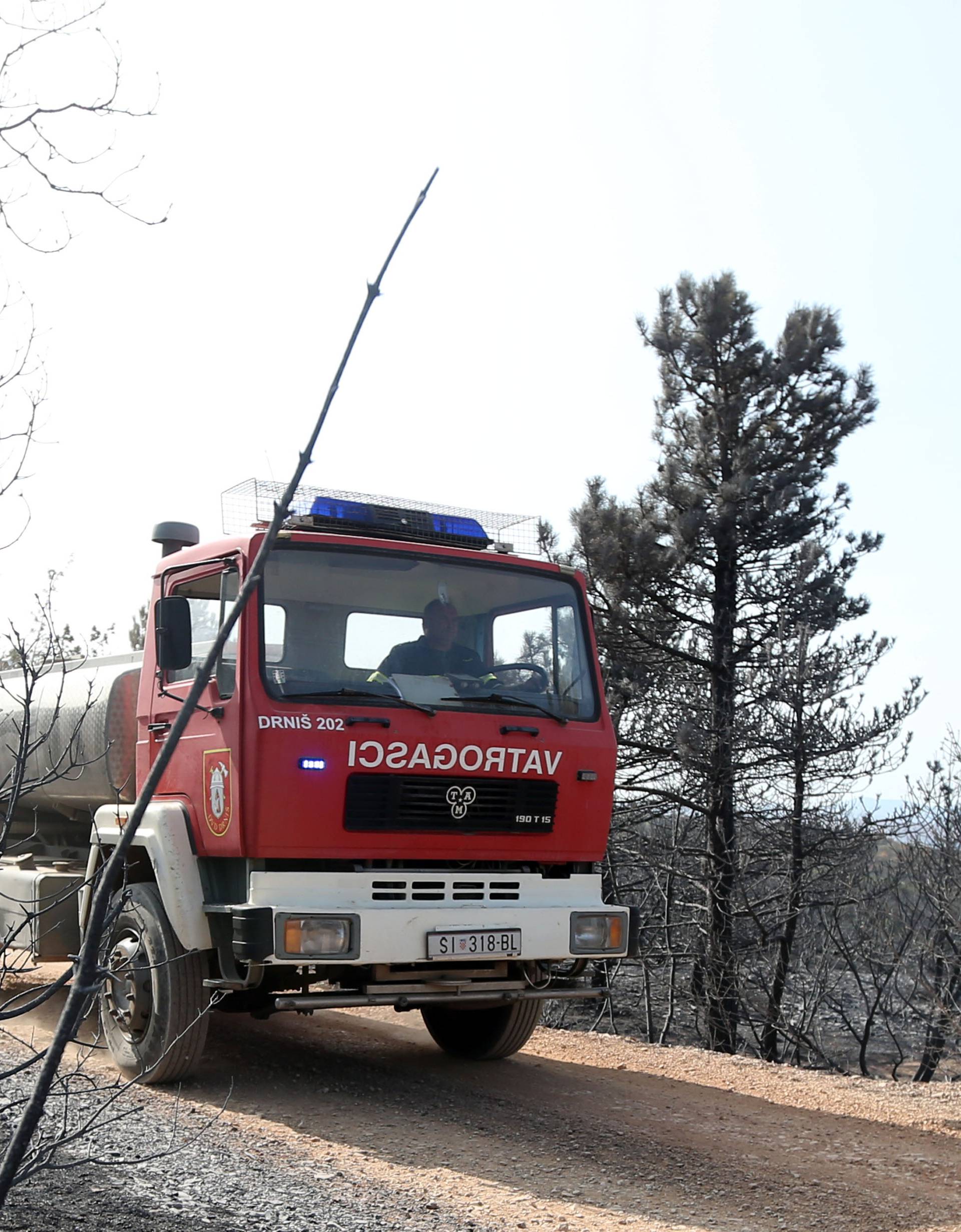 Nakon kratkog sna, vatrogasci kreću u novu borbu sa stihijom