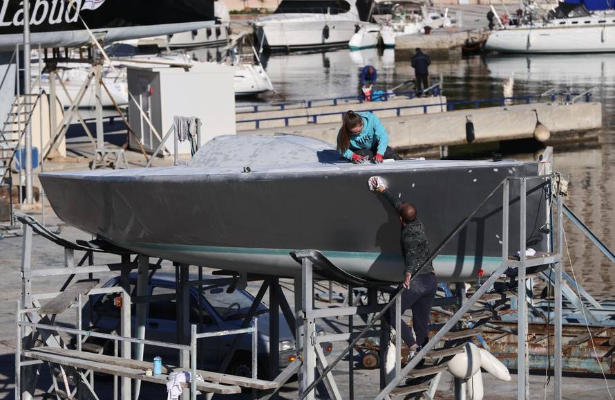 Split: Sunčan dan u marini