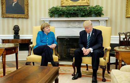 Merkel se htjela rukovati dok je Trump samo 'gledao u prazno'