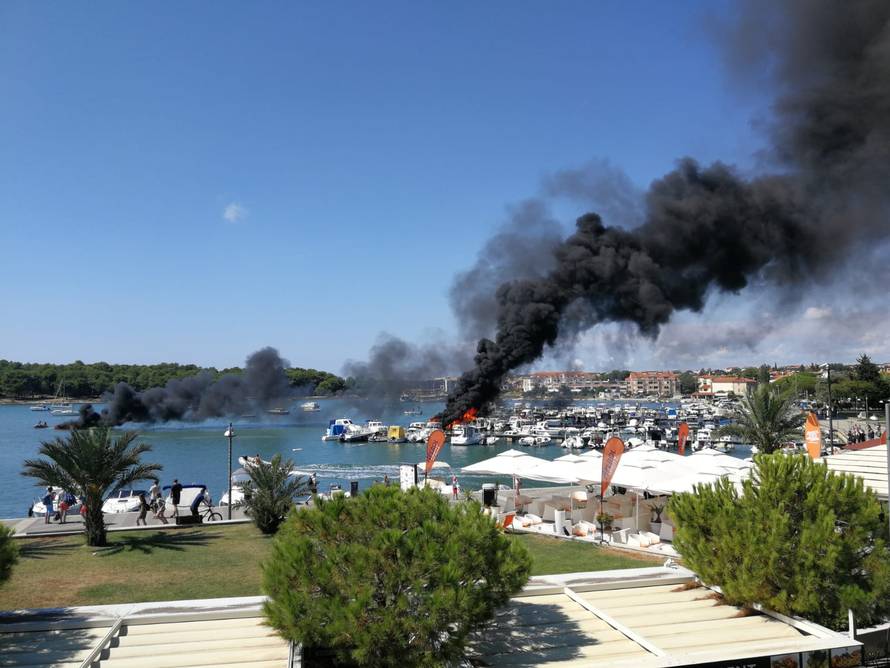 VIDEO 'Muškarac, žena i dijete su iskočili. Pakleni gliser došao je do rive i zapalio još brodica'
