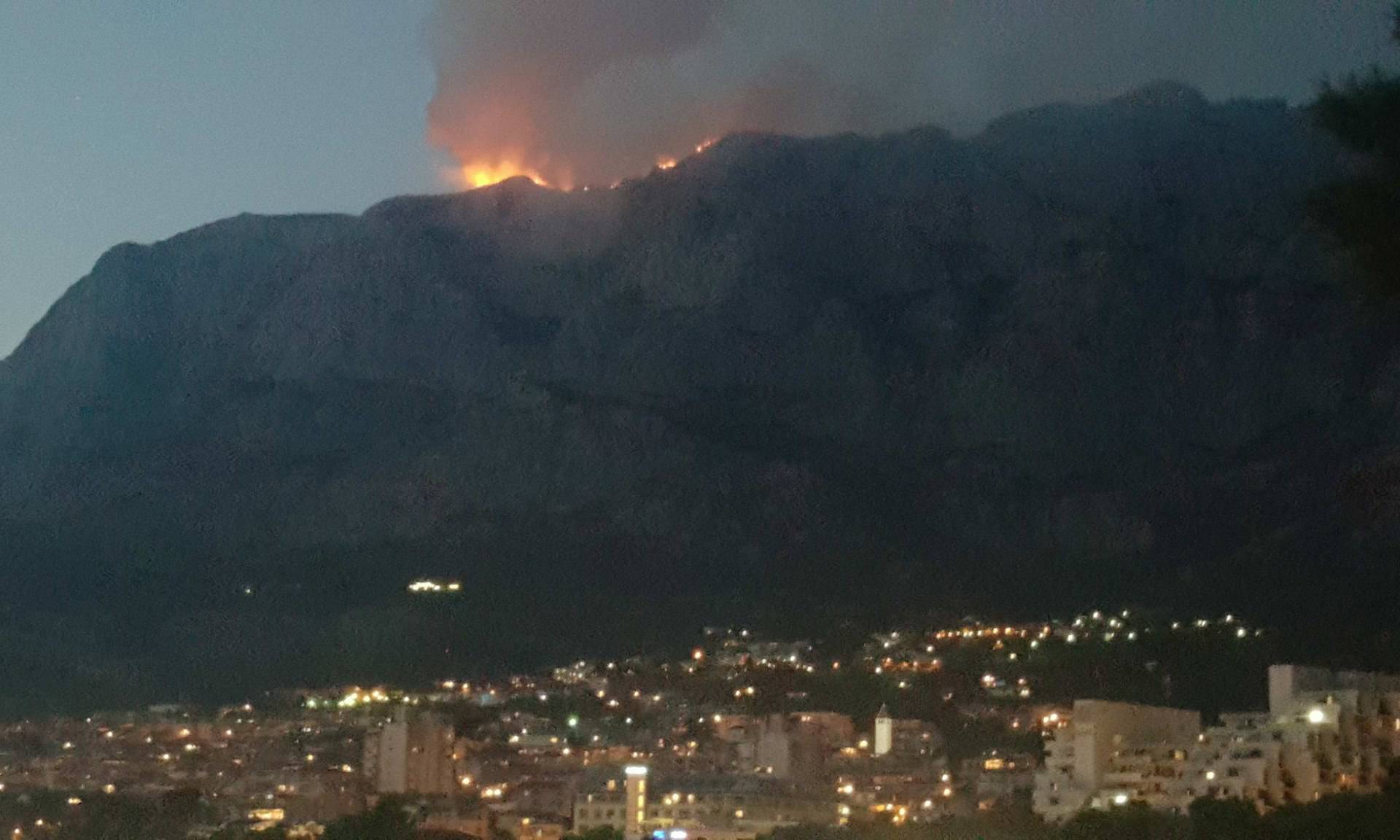 Širi se požar s Biokova: Vatra se spušta prema Makarskoj