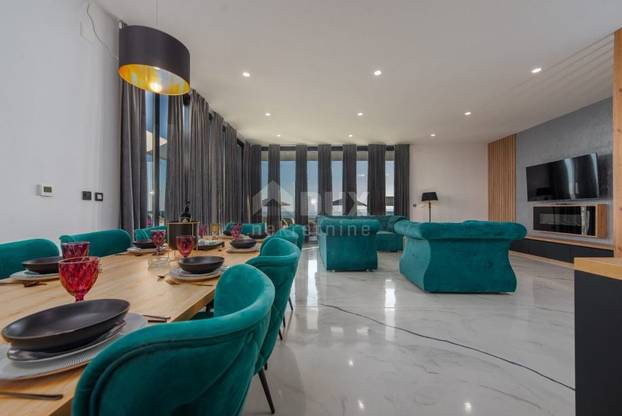 Pogodite koliko košta: Dvojna vila u blizini Novalje ima bazene, roštilj i teniski teren...