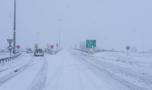 FOTO Dramati&ccaron;no stanje na autocestama, gusti snijeg i dalje pada. Evo koliko ga ima dosad