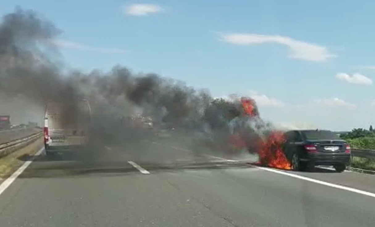 Auto se zapalio u vožnji, vozač  u šoku: 'Vatra je bila ogromna'