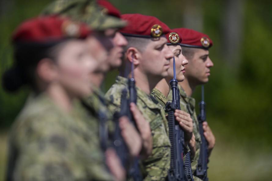 Velika Gorica: Uvježbavanje pješačkih postroja Hrvatske vojske za svečani vojni mimohod