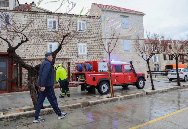 Kaštela: Sanacija štete od posljedica jakog juga i plime
