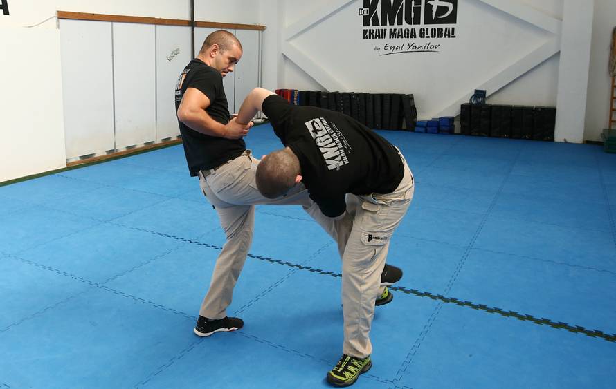 Naučite se spasiti od napada palicom, nožem i pištoljem!