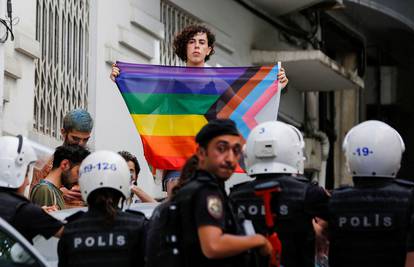 Turska policija blokira Povorku ponosa u Istanbulu: Priveli su desetke ljudi, otjerali stotine