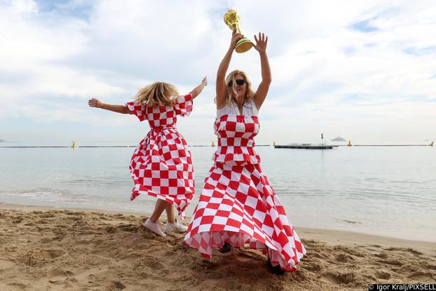 KATAR 2022: Rasplesane navijačice na plaži uoči utakmice Hrvatska - Belgija 