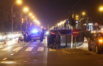 Auto završio na boku u sudaru s busom, jedan čovjek ozlijeđen