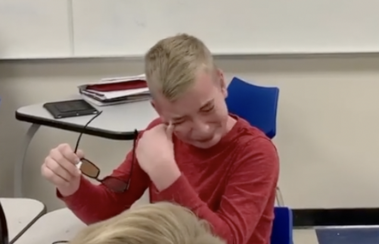 Dirljiv video: Dječak daltonist prvi put u životu vidio boje...