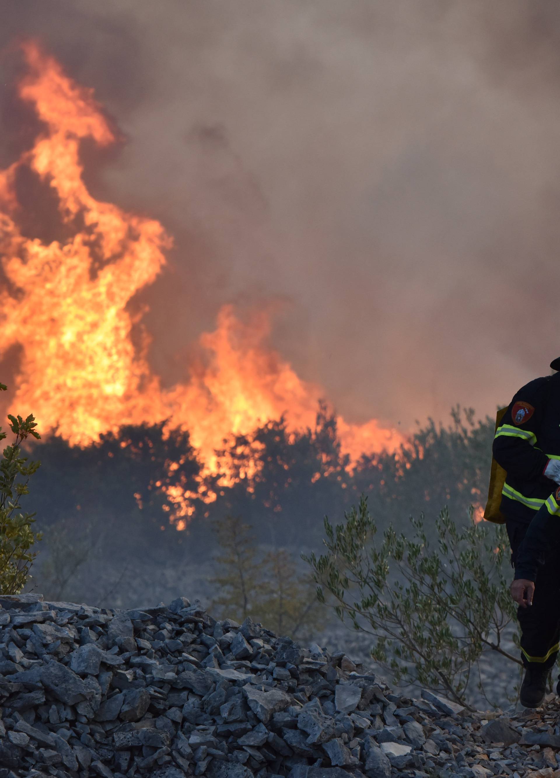 Planulo na području Bilica kod Šibenika: Požar gasi i kanader
