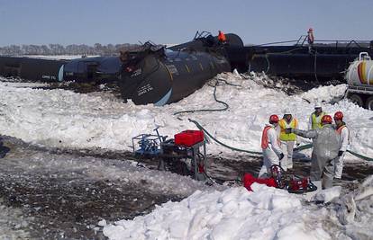 SAD:  Vlak iskočio iz tračnica, iscurilo je 113.000 litara nafte