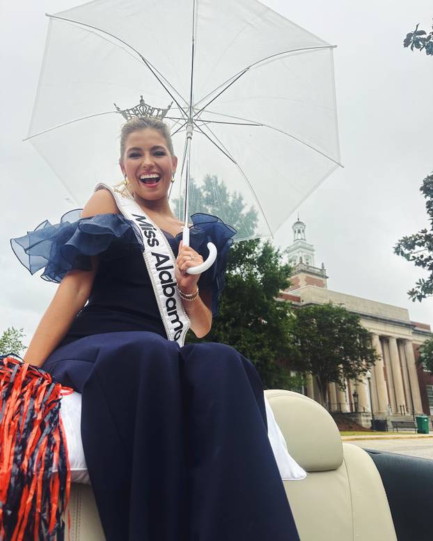 FOTO Zaručnica NBA gorostasa nova Miss Amerike. Razlika u visini je gotovo pola metra!