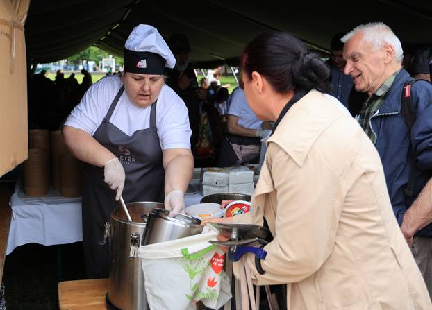 Zagreb: Podjela graha građanima na Jarunu u povodu Dana državnosti