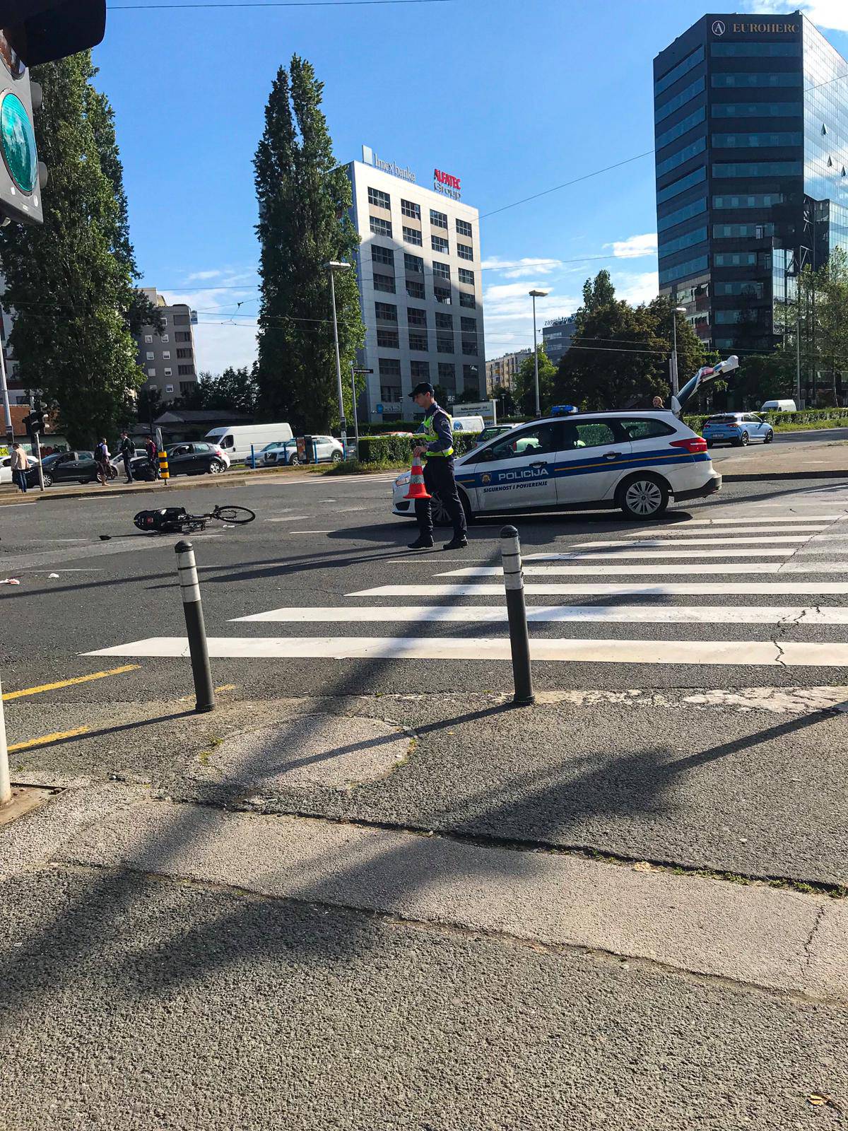 Autom naletio na biciklisticu u Zagrebu: Odvezli je u bolnicu