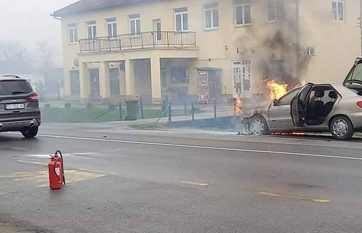Selo Poganovci: Tijekom vožnje se zapalio osobni automobil