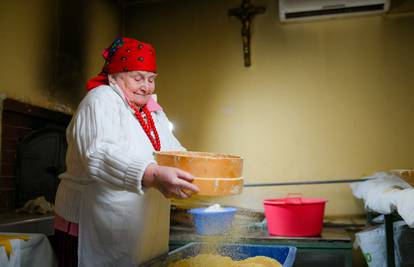 Baka Anastazija (90) čak je 70 godina pekla domaći kukuruzni kruh: 'I dvojica papa su ga jeli!'