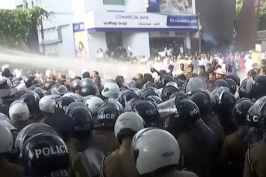 Policija Šri Lanke koristi vodene topove i suzavac na prosvjednike koji se protive povećanju poreza
