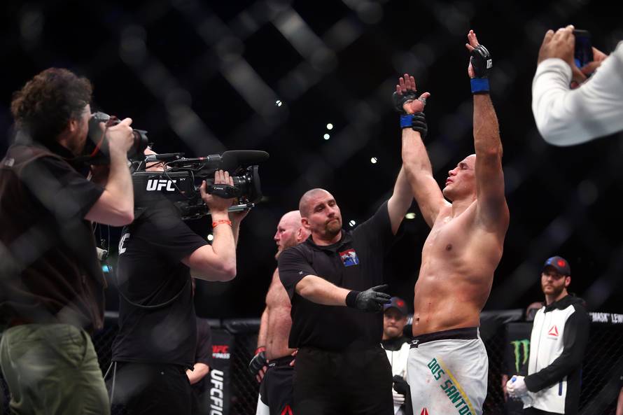 Dos Santos je odlukom sudaca dobio Rothwella u punoj Areni