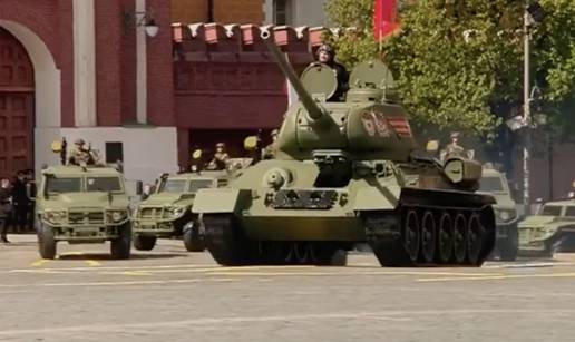 Nikad skromnija parada u Moskvi: Usamljeni T-34 tenk predvodio malenu kolonu vozila