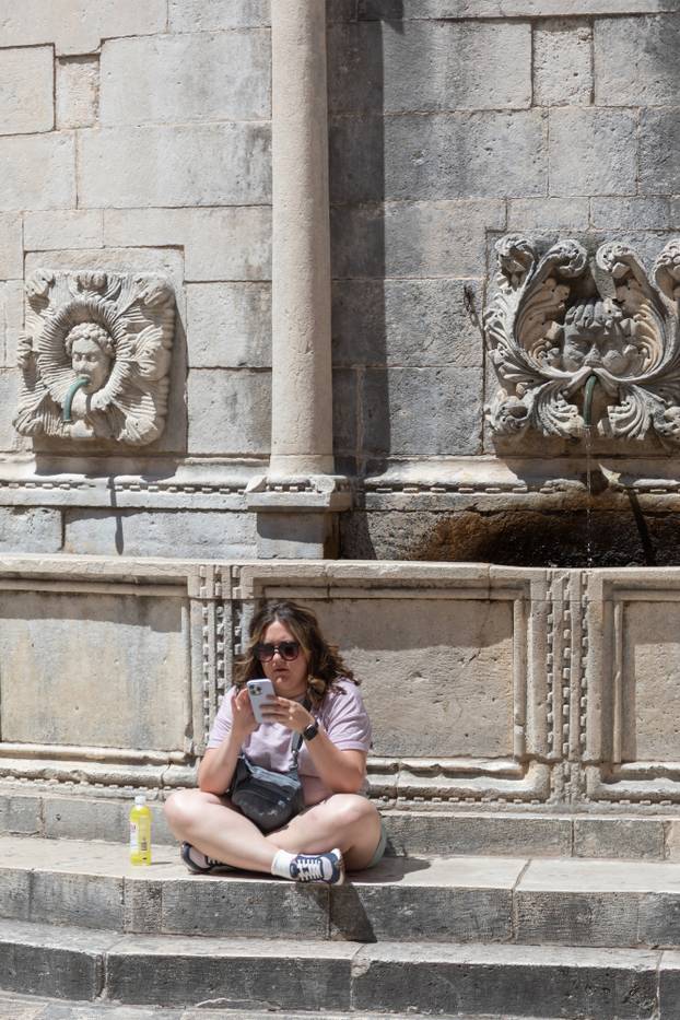 Brojni turisti traže osvježenje na visokim temperaturama u Dubrovniku