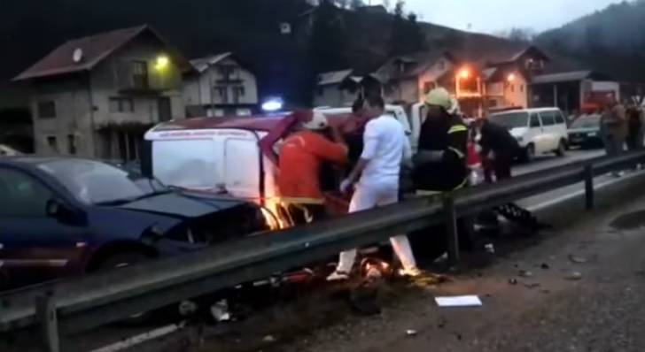 U sudaru autobusa i dva vozila poginula dvojica mladih Hrvata