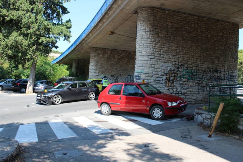 Nakon sudara s drugim autom prikliještio pješakinji noge