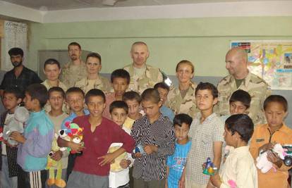 Hrvatski vojnici darivali 450 afganistanske djece