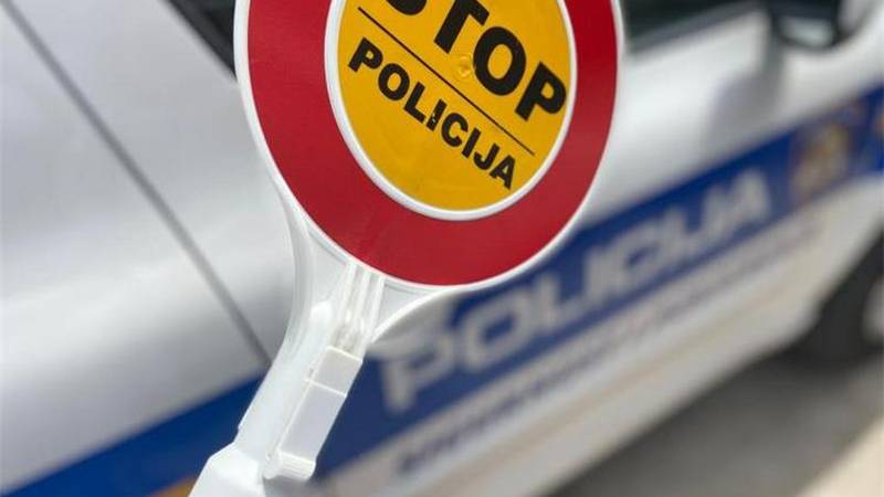 KAOS U ISTRI Motociklist teško ozlijeđen u sudaru s autom. Slovenac pijan pao s mopeda