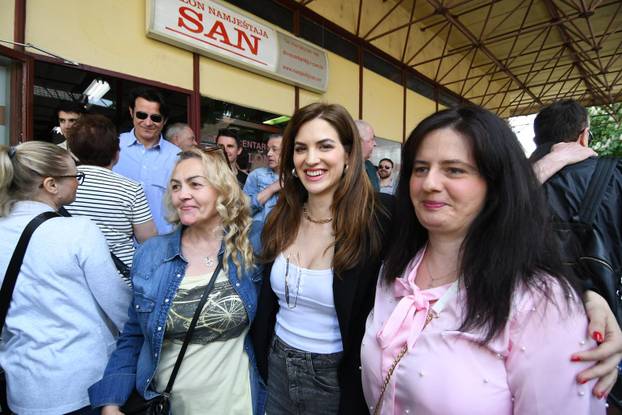 Bjelovar: Glumci u sklopu BOk festivala sami su bili eksponati u izlogu namještaja San