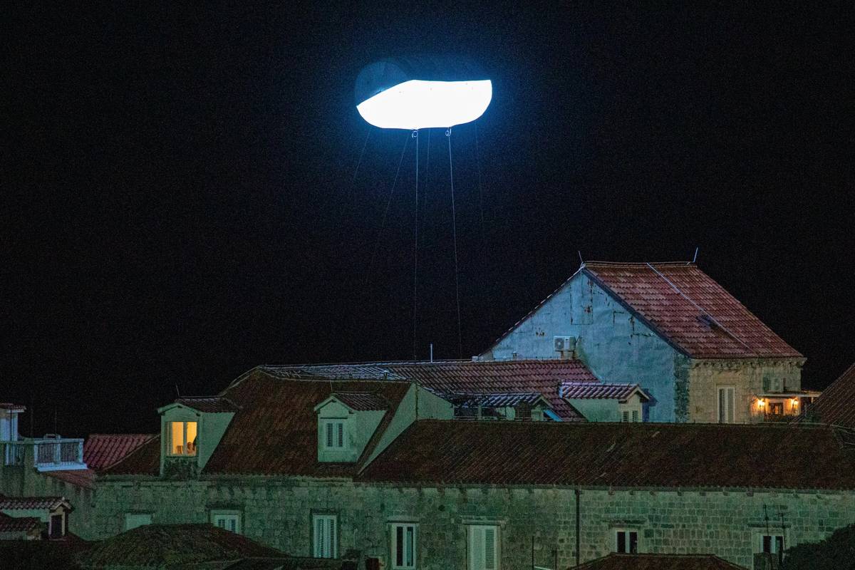 FOTO Dubrovčane iznenadila neobična svjetlost iznad zidina, ekipa serije snima danonoćno