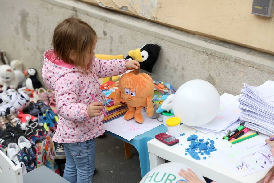 Akcija "Zagrebu nedostaju vrtići" Hrvatske udruge roditelja odgojitelja ispred Gradske skupštine