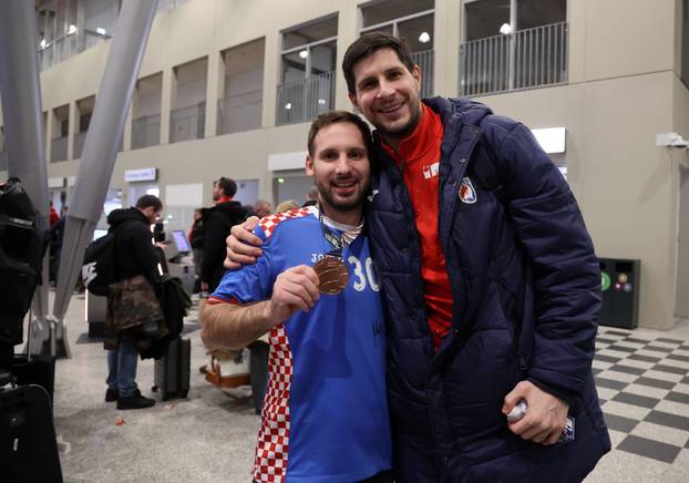 Billund: Rukometasi Hrvatske družili se s navijačima u zračnoj luci prije odlaska u Hrvatsku