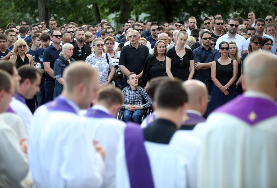 Bakljada na Mirogoju: Obitelj i prijatelji oprostili se od Capara