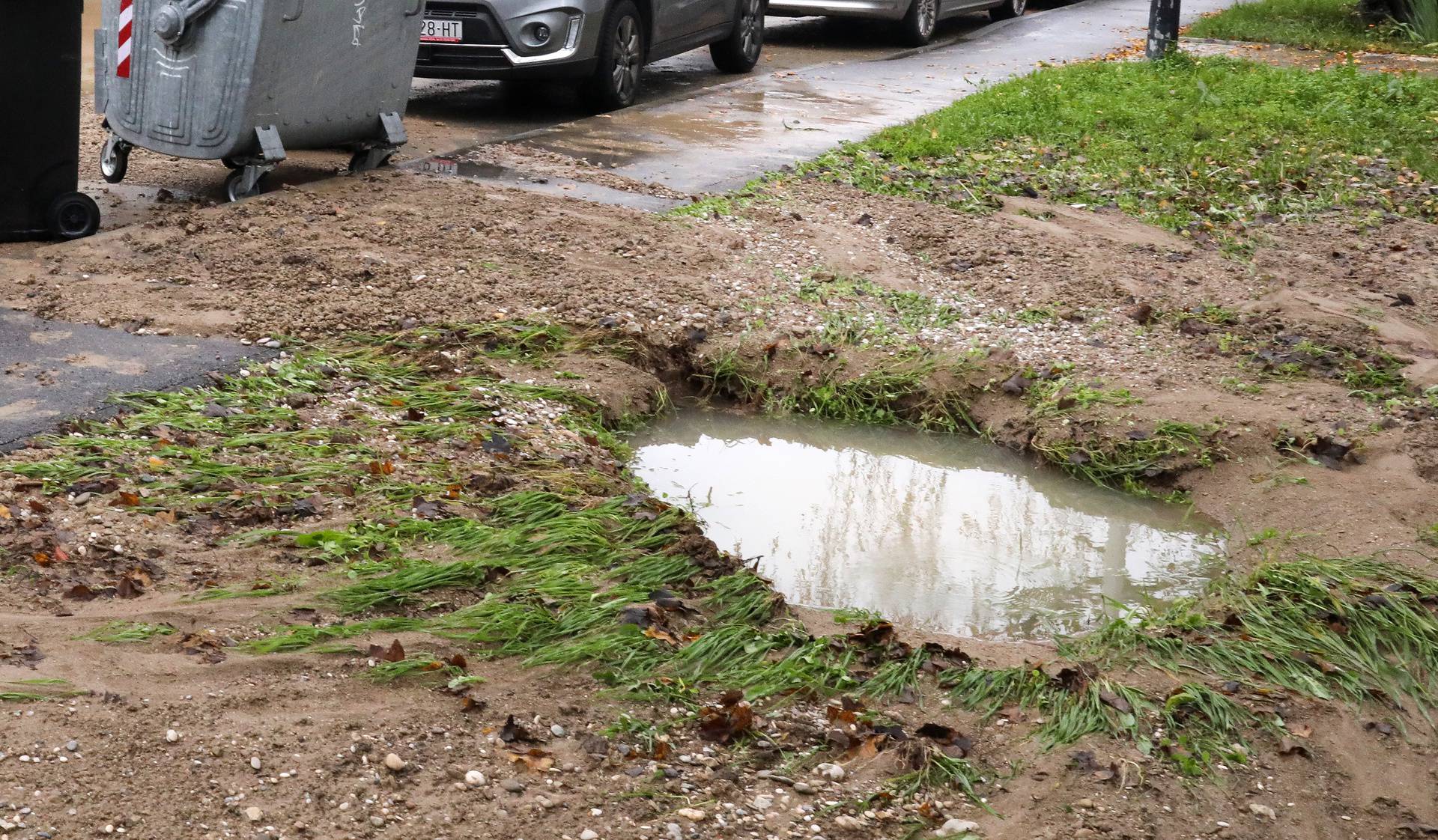 Stanovnike zagrebačkih Gajnica dočekala je poplava. Voda je potpuno prekrila dio Čileanske ulice