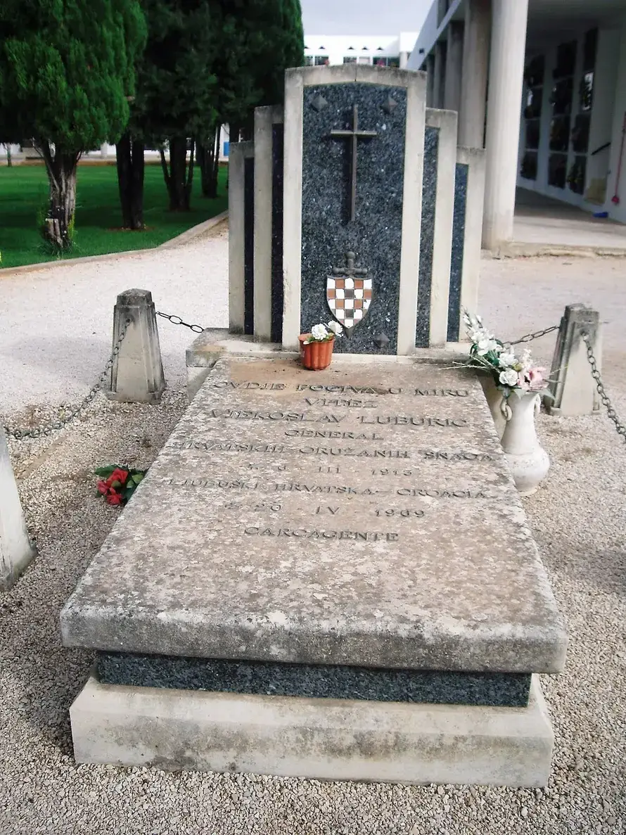 Ustaška obilježja miču s groba Vjekoslava Maksa Luburića, Pavelićeva mesara iz Jasenovca