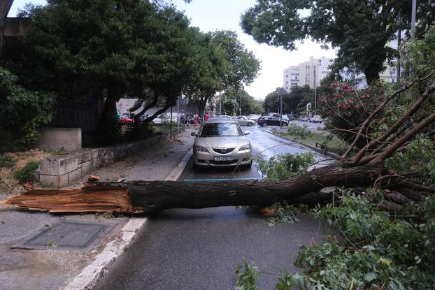 Nevrijeme poharalo Split, vatrogasci imaju pune ruke posla