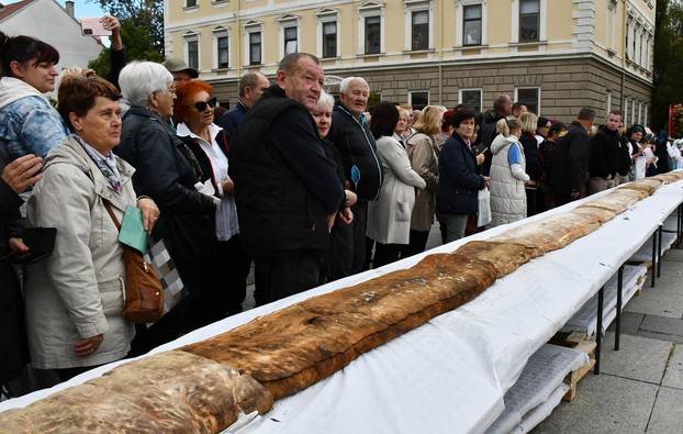 FOTO Slavonski Brod oborio rekord: Na Pogačafestu ispekli pogaču dugačku 20 metara!