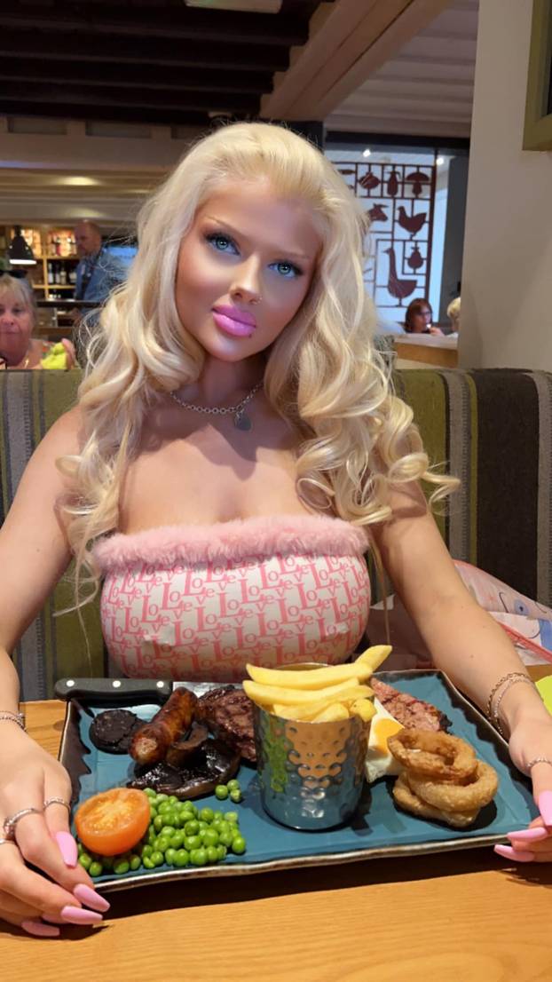 FOTO Britanska Barbie: Uložila sam više od 9000 € u izgled i operacije da izgledam mlađe!